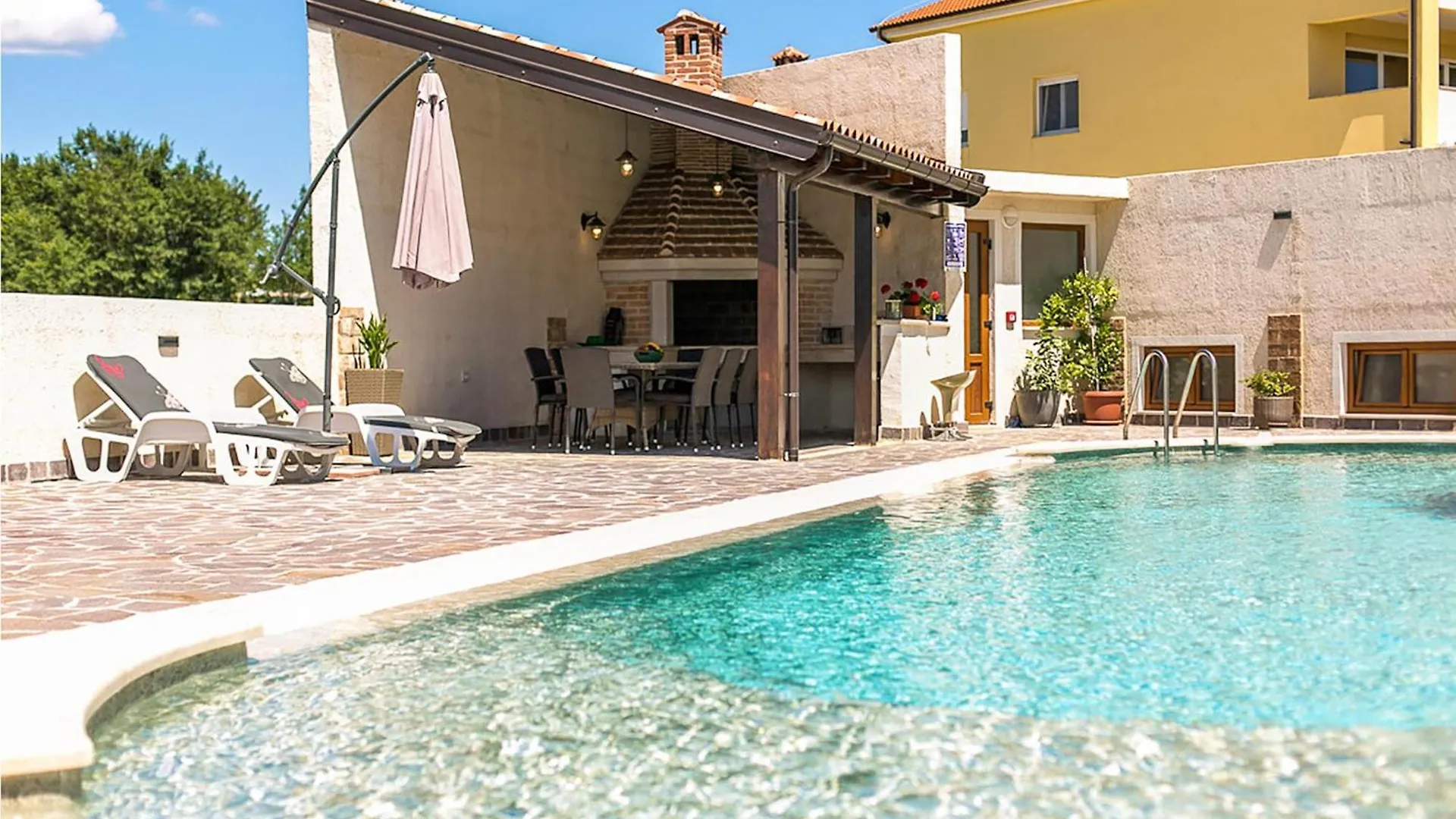 Lovely Apartment In Pula With Kitchen