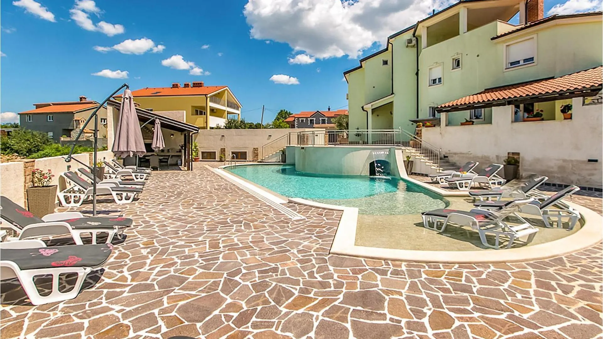 Lovely Apartment In Pula With Kitchen